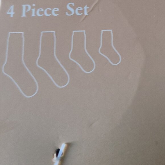 BEARPAW 4 PIECE FAMILY MATCHING CREW SOCKS IN BURGUNDY WINTER HOLIDAYS DESIGN - Picture 5 of 8